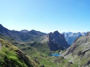 photo de montagne avec un lac