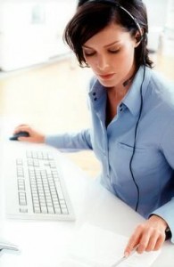 photo d'une jeune femme qui travaille sur un ordinateur