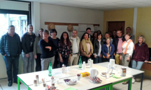 stagiaires teritiaires devant le café lors de leur entrée en formation